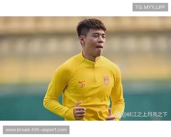 球员在训练中突破技术瓶颈获得教练肯定，持球队员突破后