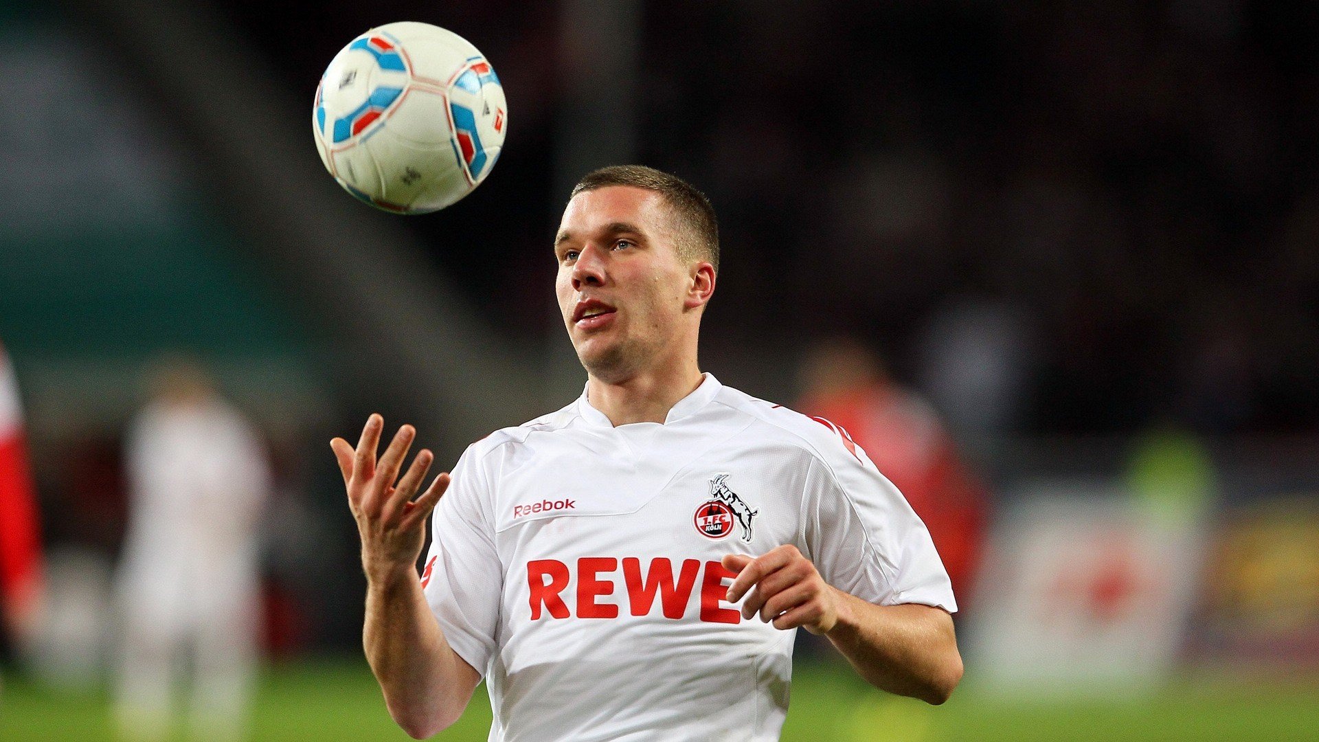 VAR争议再起:英超裁判判罚尺度引热议,英超判罚规则